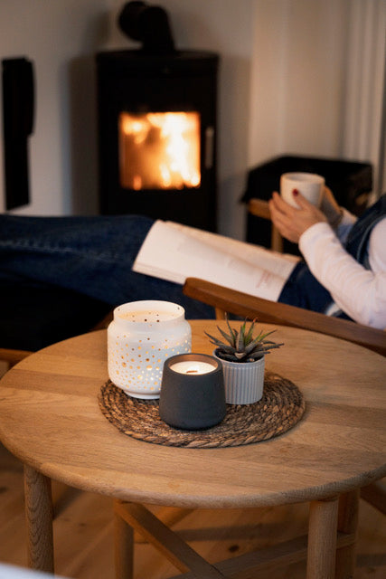 Qru geurkaars cosy vibes open haard