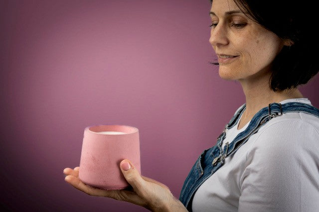roze geurkaars voor Think Pink - Sqón Design